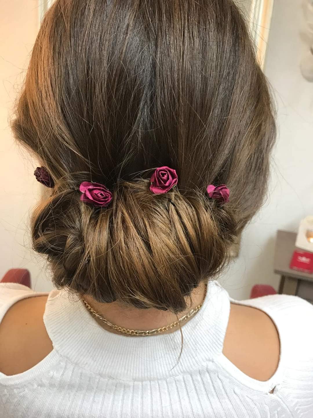 Fertige Hochsteckfrisur mit Rosen