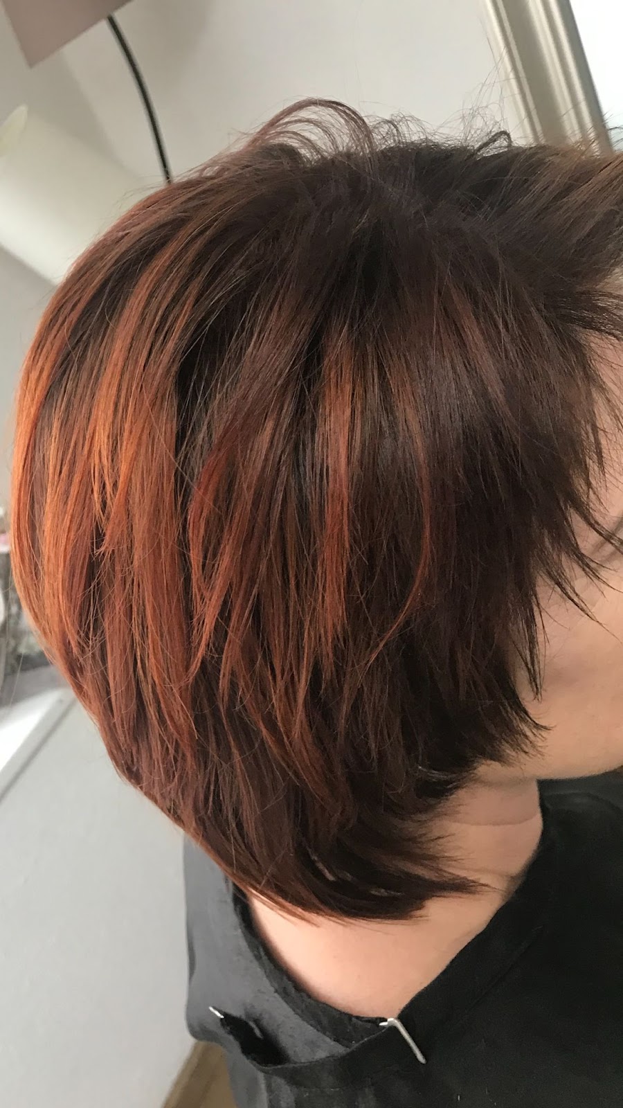 Kurzer Schnitt mit roten Highlights